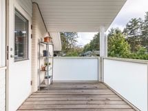 Yläkerran isoimman makuuhuoneen yhteydessä oleva parveke