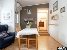 Laajennustilan oleskelutila. Täällä ilmalämpöpumppu