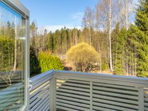 Päämakuuhuoneen parveke on länteen, takapihan suuntaan