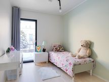 Makuuhuoneiden ikkunat ulottuvat lattiaan saakka. MH2