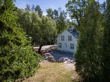 Idyllinen vanha talo puiden siimeksessä