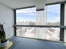 Todella tilava lasitettu parveke, jota on tilaa sisustaa monin tavoin.