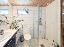 Myös kylpyhuoneessa on paljon säiltystilaa.