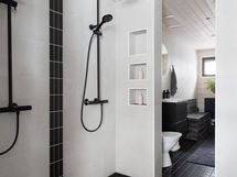 Alakerran kylpyhuone.