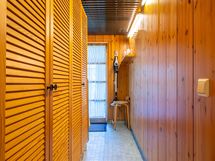 Käytävä kylpyhuoneeseen, täynnä säilytystilaa