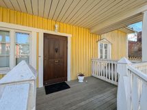Sisäänkäynti etupihalta