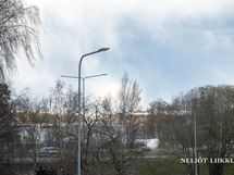 Näkymää olohuoneesta - talvikaudella merikin pilkottaa.
