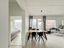 misen. Korkea huonekorkeus, avarat tilat ja avara olohuone, joka jatkuu...