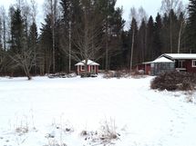 Pihapiiriä saunalle ja grillikodalle päin.