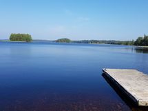 Lähistöllä yleinen uimaranta ja veneenlaskupaikka.