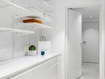 Varasto omalla uloskäynnillään