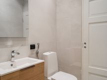 Pääkylpyhuoneen yhteydessä oleva erillinen wc