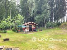 Kesäkeittiö pihalla. Taustalla kiinteistölle kuuluvaa metsää