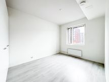 Makuuhuone olohuoneen vieressä.