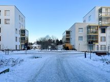 Pihakannen alla on autohalli.