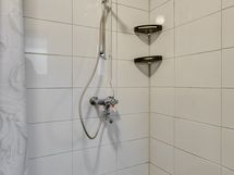 Saunan yhteydessä oleva kylpyhuone.