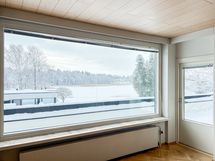 Olohuoneen ikkunoista avautuu upeat näkymät etelään merelle