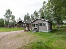Hirsimökki, taustalla 42 m2:n mökit