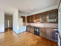 Avokeittiössä on runsaat kaappitilat ja työtasoja riittävästi.