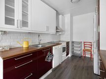 Keittiössä on pirteät punaiset kaapistot!