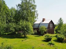 Mansardikattoinen omakotitalo on purkukuntoinen, mutta tuo ilmettä pihapiiriin