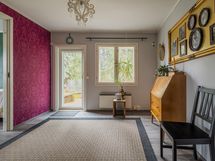 Keittiön jälkeen huone, mistä pääsee toiselle terassille.