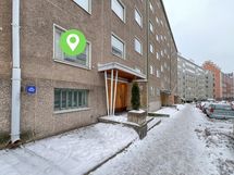 Asunto sijaitsee ensimmäisessä krs, mutta toisen kerroksen tasossa. Sijainti merkitty.