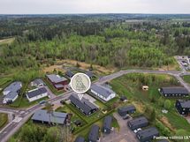 Jokelan keskustan palvelut ja juna-asema (HSL) n. 1,7 km. Autolla lentokentälle n. 30 min.
