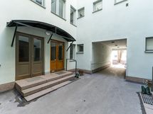 Sisäänkäynti A-portaaseen