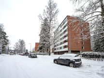 Taloyhtiö sijaitsee hyvien kulkuyhteyksien läheisyydessä. Päiväkotiin, alakouluun ja lähikauppaan on matkaa noin kilometrin verran.