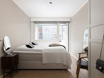 Makuuhuoneen yhteydessä lasitettu parveke