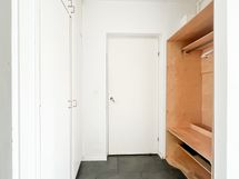 Eteisessä on kaksi upotettua kaappia ja avonaulakko.