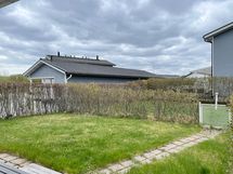 Näkymä terassilta piha-alueelle