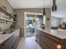 keittiöstä lasiterassille päin