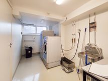 Taloyhtiön pesutupa.