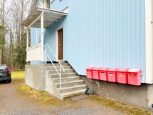 Postilaatikoiden vierestä on sisäänkäynti tähän asuntoon.