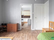 Olohuoneesta keittiöön päin, oikealla vaatehuone