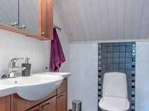 Ylimmän kerroksen kylpyhuone
