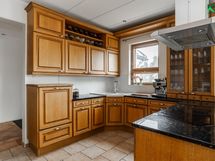 Mobalpa-keittiössä Festivo-kylmiö ja -viinikaappi