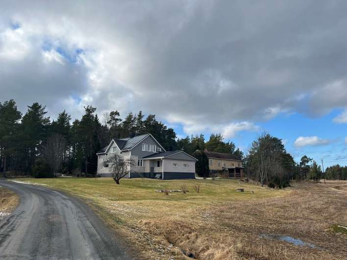 Omakotitalo, Alak: et+ k+ 2x oh+wc+ pukuh+ pesuh/s. Yläk: 3x mh+ aula+ wc+ ullakkoa. Piharakennus., 165/210 m², Hankkila, Eurajoki