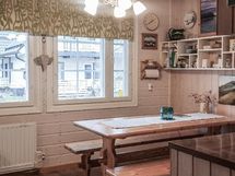 Kuuden hengen ruokapöytä on sijoitettu keittiöön.