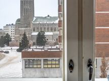 Näkymä ikkunasta Kallion kirkolle