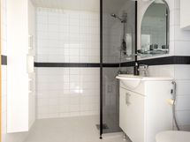 Yläkerran pesutilat/wc