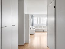 Eteisessä ja makuuhuoneessa on mukavasti kaappitilaa.