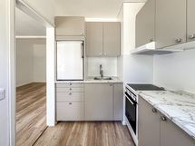 Jääkaapissa on pakastinlokero.