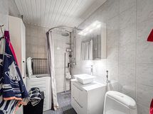 Kylpyhuoneessa on paikka pyykinpesukoneelle. Taloyhtiössä on sauna.