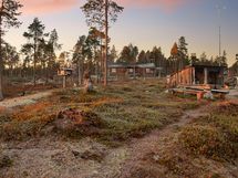 Rannassa tulistelupaikka ja laavu