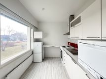 Ikkunallisessa keittiössä on kauniit kaapistot sekä liesituuletin ja hyvin laskutilaa.