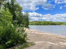 Lippajärven uimaranta on kävelymatkan päässä kotoa.