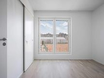 Valokuva asunnosta C 56 - makuuhuone 2 ranskalaisella parvekkeella.